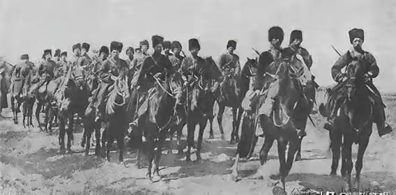 1900年7月，沙俄趁大清无力北顾，众列强都在合力攻打大清京师的时候，突然出兵1