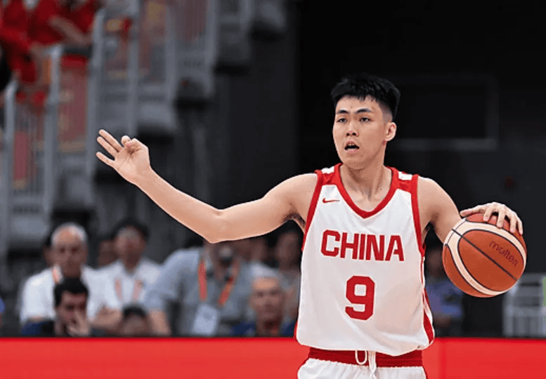 王俊杰谈到中国男篮队友庞峥麟的时候表示：“说实话。”“我们一开始并不熟。”“不过。”“我之前刷过他打
