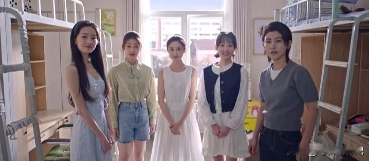 看《骄阳似我》的时候，我有个疑问。女主聂曦光是个超级富二代，却在国内上大学，还