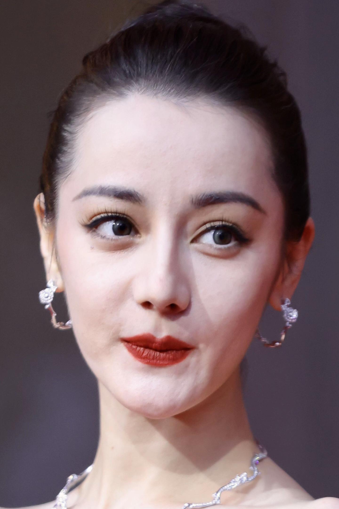迪丽热巴。