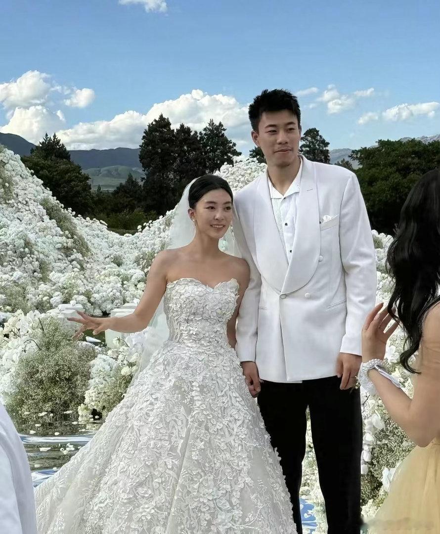 她是CBA上海久事男篮张镇麟的老婆，人长得是相当的美！脸型是饱满的瓜子脸，这是典