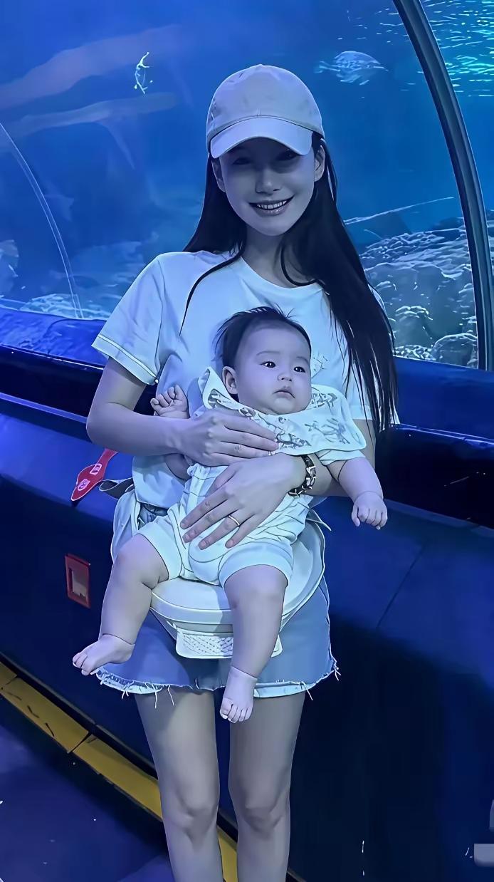 马筱梅确实还是很得瑟的。毕竟，她给汪家生了这么一白白胖胖的大儿子。看看汪