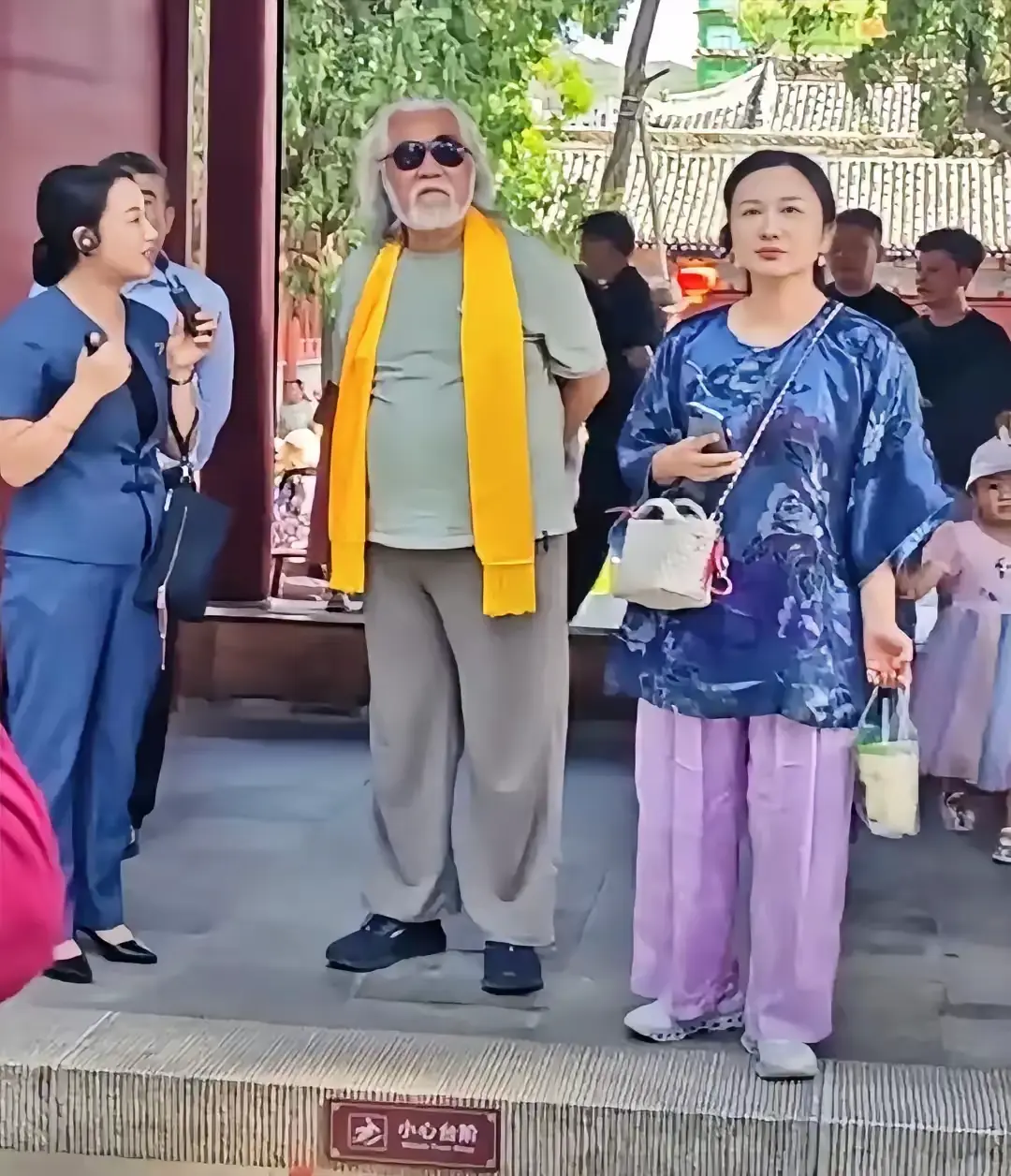 著名导演张纪中夫妇现身天水伏羲庙