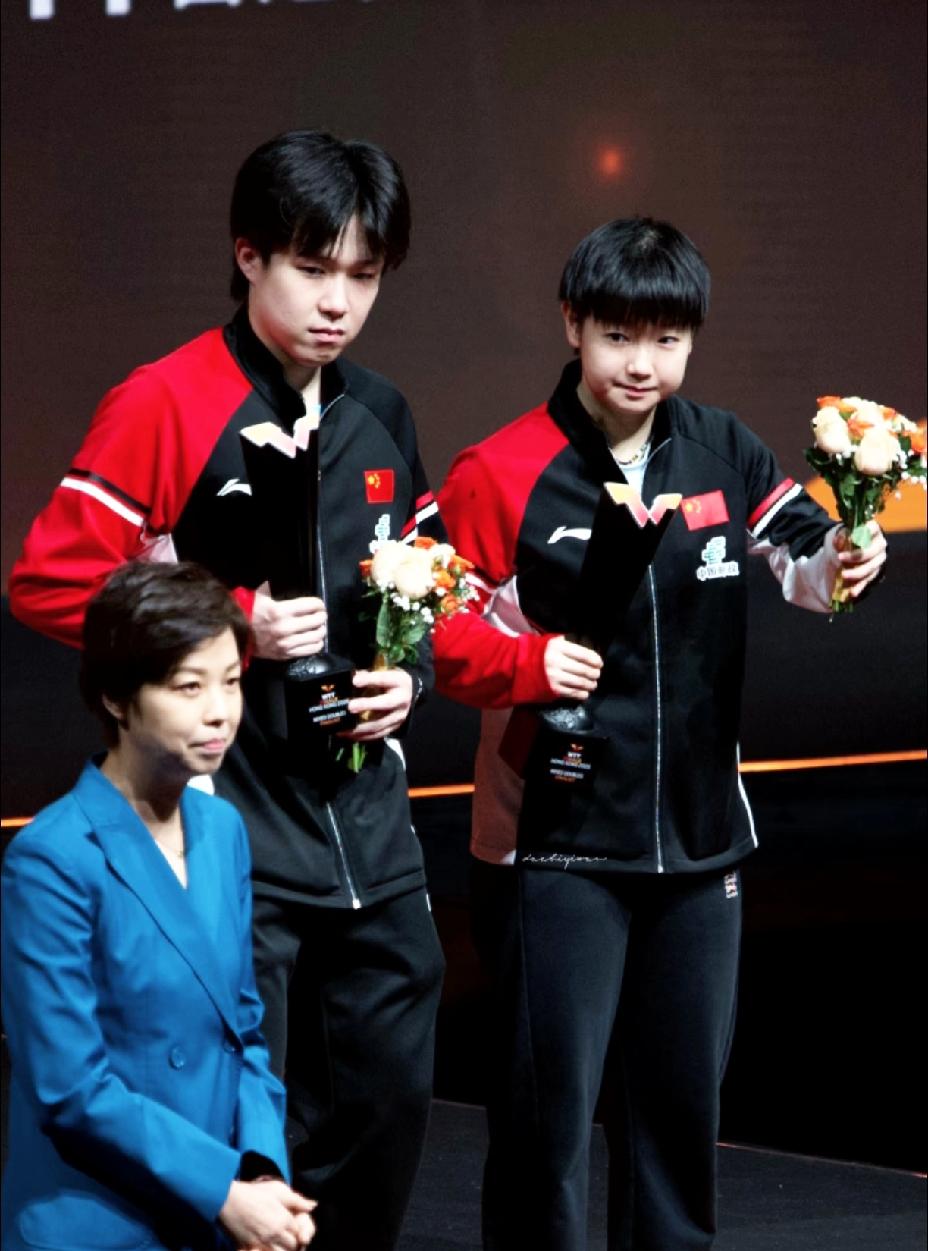 莎莎在自己偶像面前，就是个可爱的小女孩。有羡慕的眼神，有开怀的笑容，有说