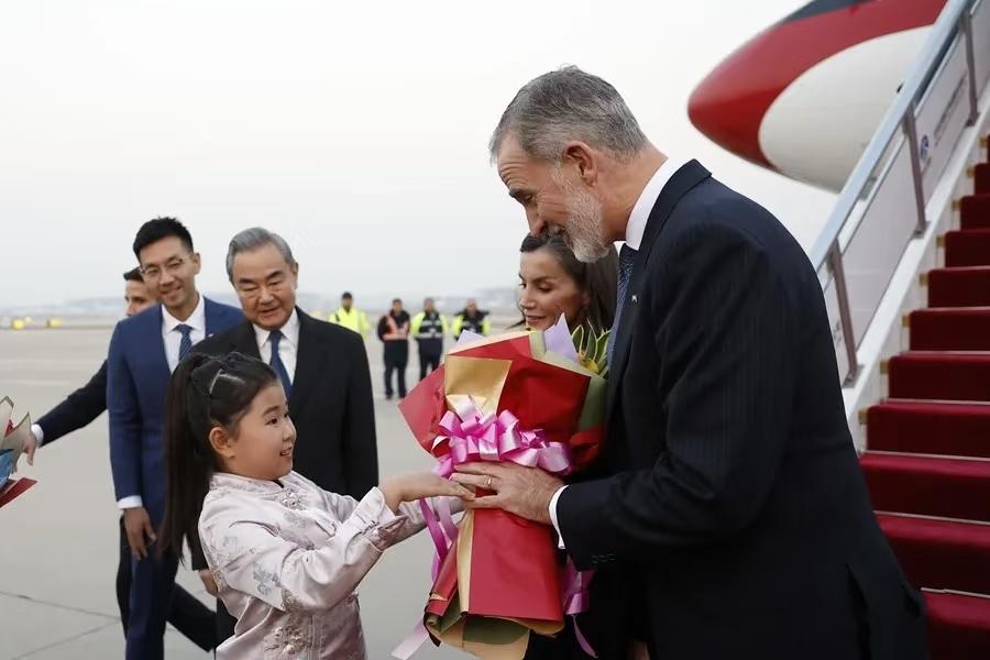 稀客啊！今天下午四点左右，北京机场出现了重要贵宾，他们就是西班牙国王和王后！画