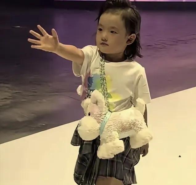闪闪杭州表演受关注，光鲜舞台的背后，外人很难看见孩子辛苦付出最近闪闪在杭州的表
