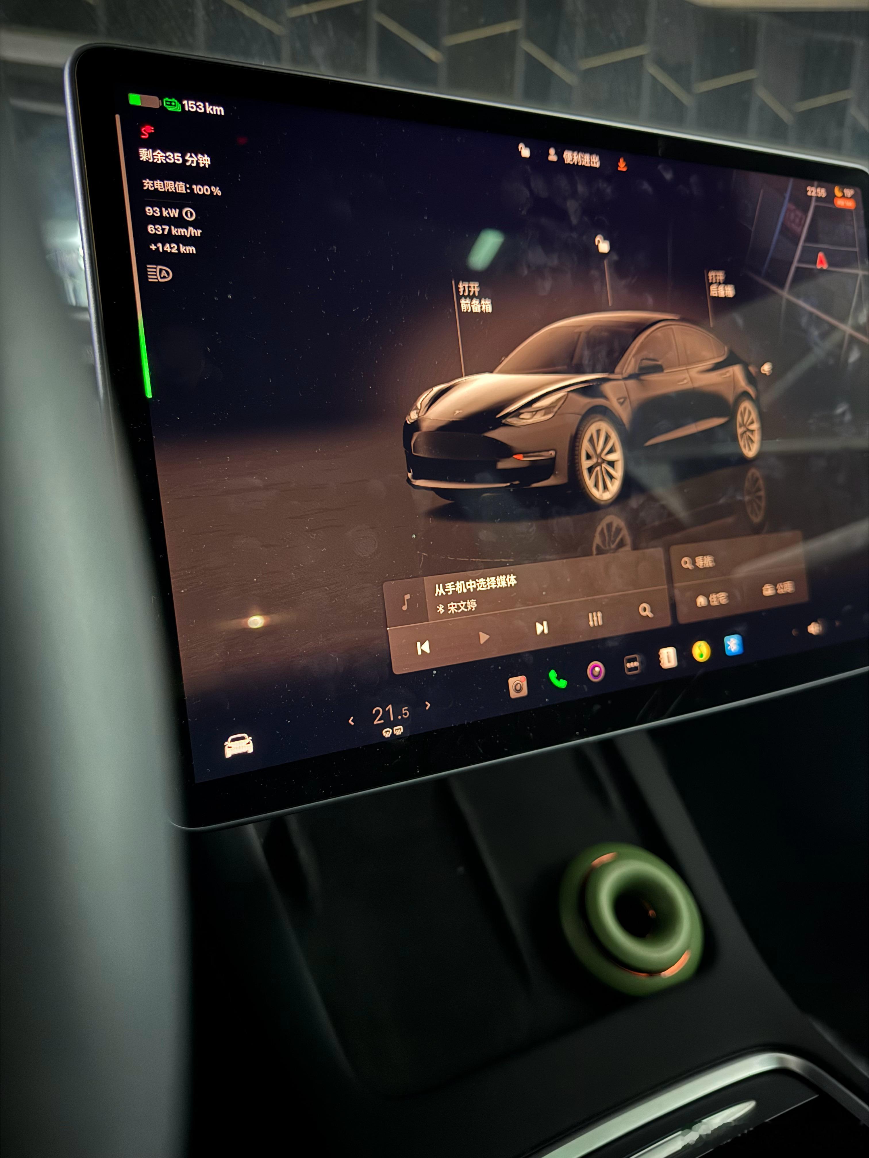 冬天晚上充电的40分钟，和夏天完全两码事啊，一排牛马充电人清一色，躲车里玩！手！