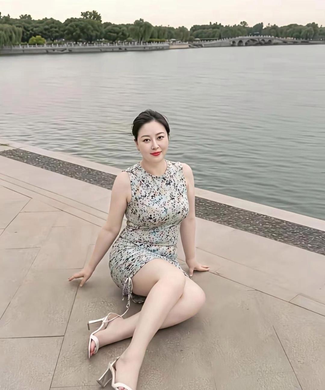 今天去逛公园，好多大爷回头看，挺不好意思的