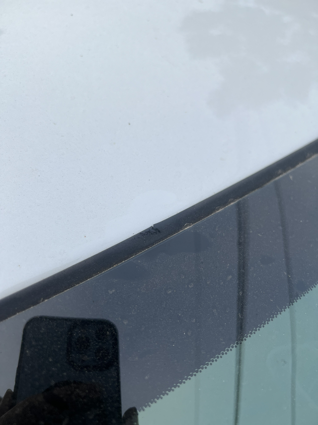 前挡风玻璃胶条烂了你们的车有这种情况吗？开了三千公里