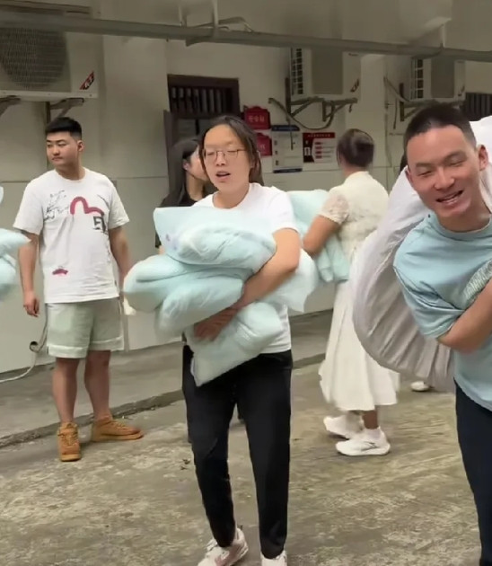 不是我说，谢浩男一家人现在越来越像解清帅一家人了，每次都会把做公益活动的视频