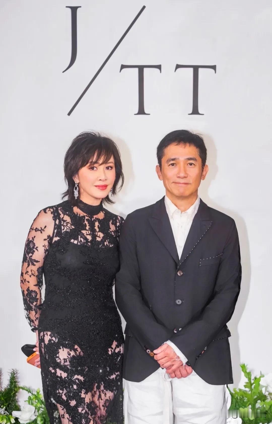 57岁的邱淑贞和59岁的刘嘉玲，难得一见同框了，看画面，还是大两岁的刘嘉玲保养更