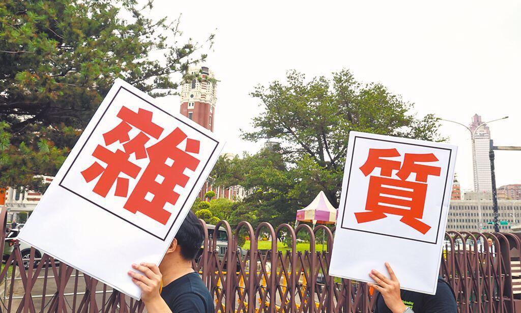 近期台湾发生多起青鸟与民众的冲突事件，近日社交平台流传青鸟要老荣民“滚回大陆”的