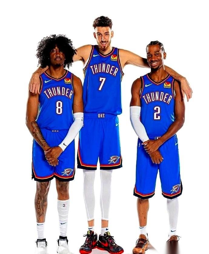 又在吹亚历山大。别吹了，真的。说雷霆联盟第一全靠他，这基本等于说一桌满汉全席，