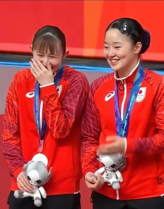 亚运会女双颁奖仪式上。早田希娜一直在捂着嘴乐。和张本美和一直在谈笑风生，俩冠军却