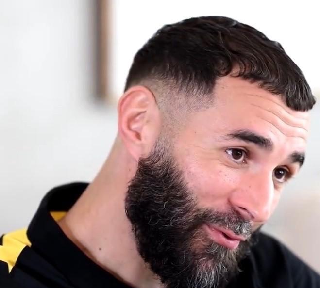 都怪本泽马！阿隆索已无能为力！近日皇马名宿本泽马接受法国队报采访，谈及老东家的