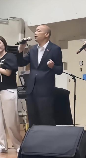 你看他韩国瑜扭捏作态唱歌，真是恶心极了。韩国瑜，一个买菜的光头，靠打了台独分