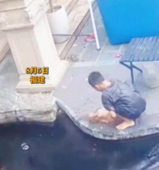 “看得人心都碎了。”福建，一名小男孩出门寻找自家的狗，没想到却发现狗狗已经溺亡在