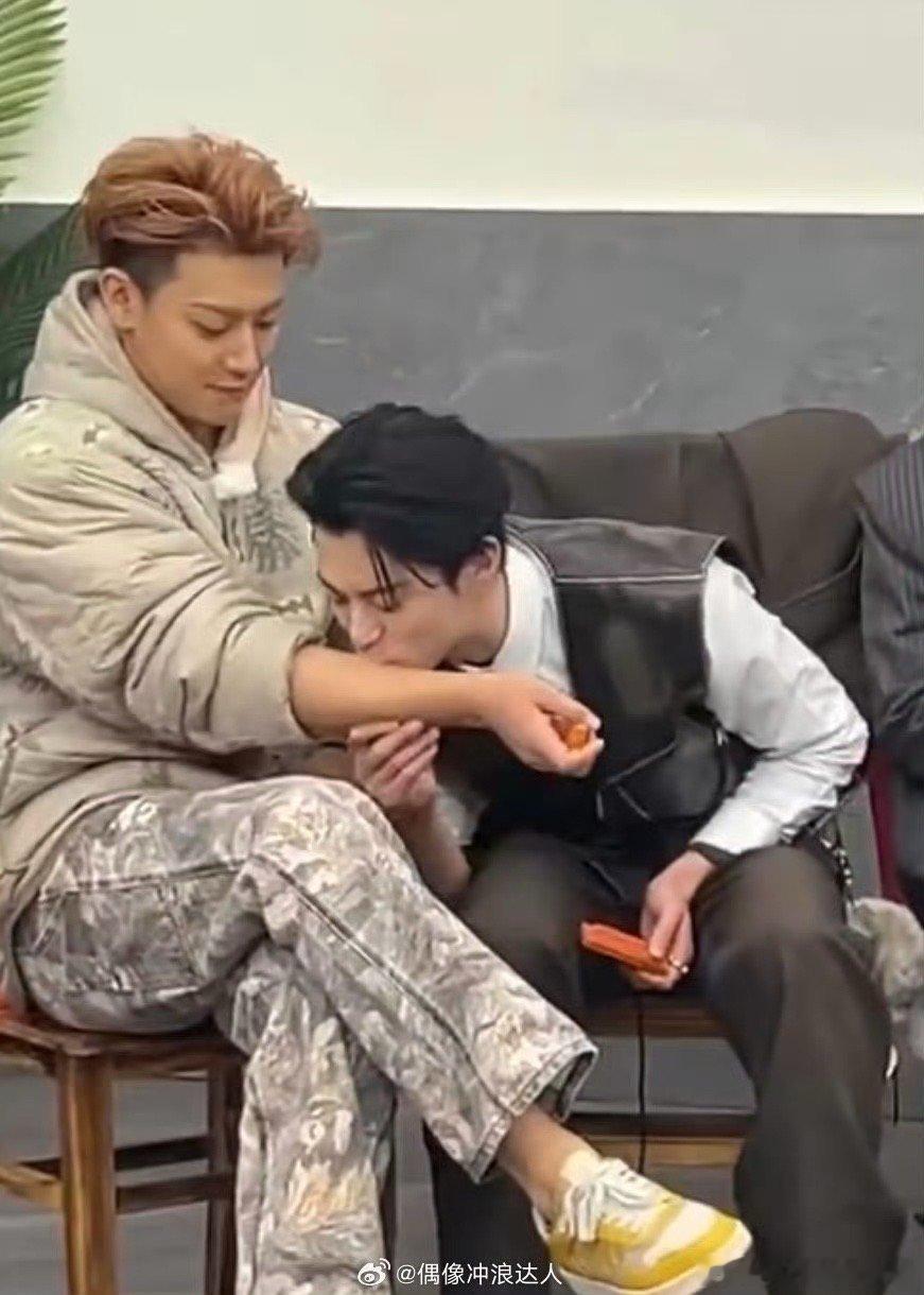 王鹤棣亲了黄子韬一口啊啊啊王鹤棣你怎么能亲黄子韬！虽然但是，你俩这自然又亲密的