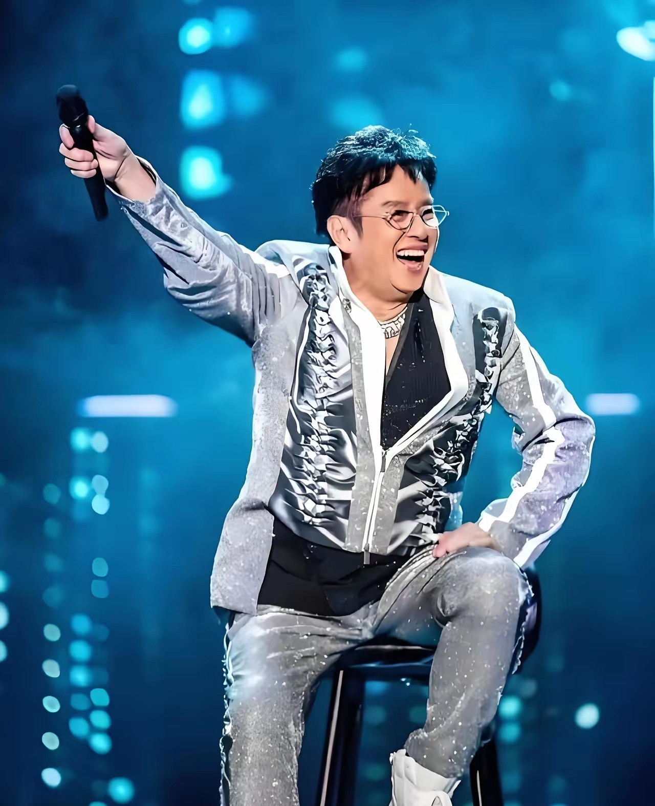 在众多歌手的演唱会中，谭咏麟的现场绝对是公认的顶级盛宴，是无数人最期待的舞台。如今76岁的他，依旧坚