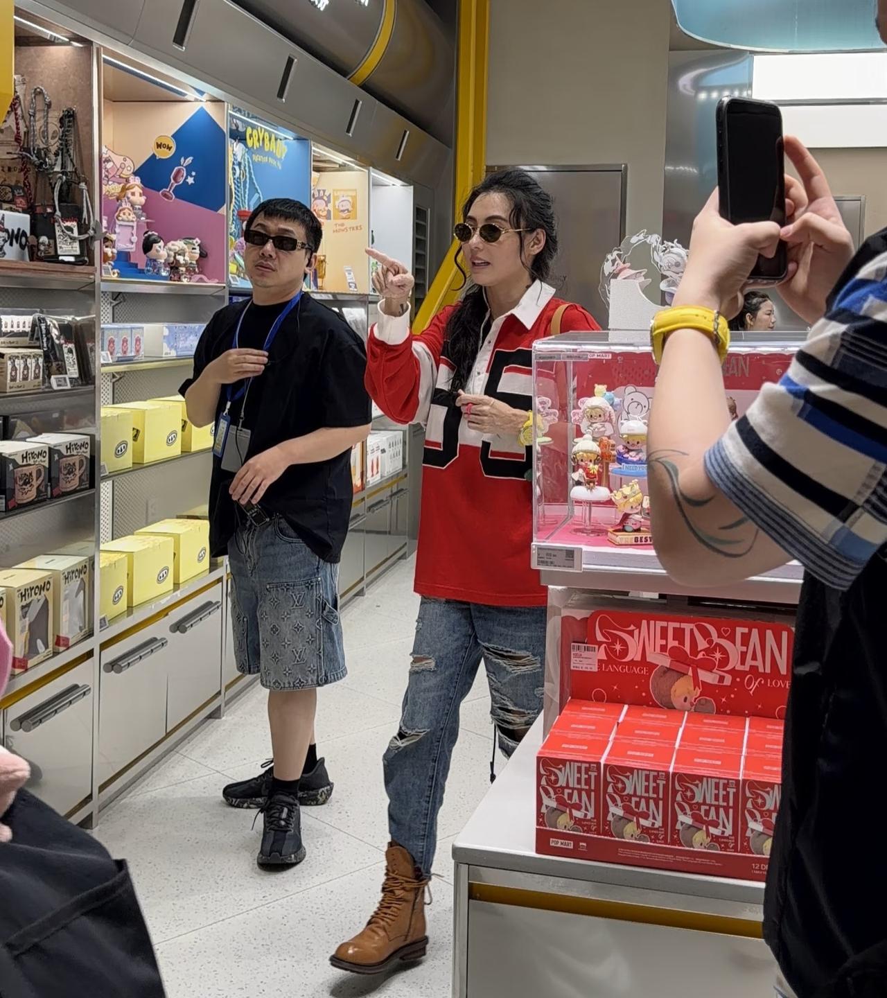 46岁张柏芝在海南三亚逛商场被偶遇，她当天的打扮好时尚，扎着麻花辫，背着LV包包