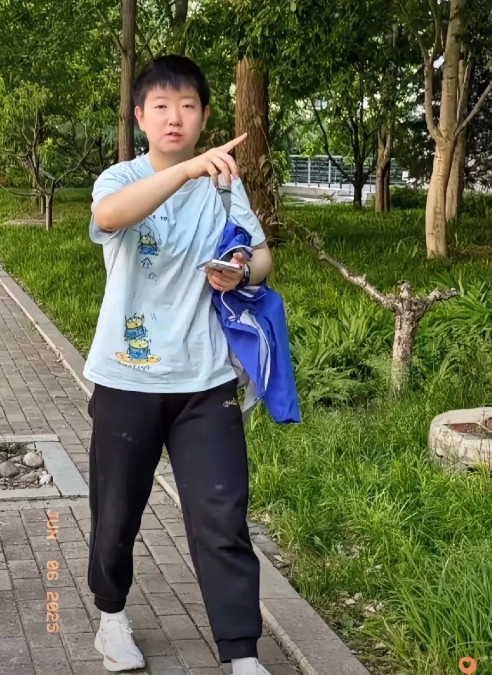 我妹前两天参加了一个线下活动，她见到了莎莎。回来之后她跟我说，莎莎比电视上可
