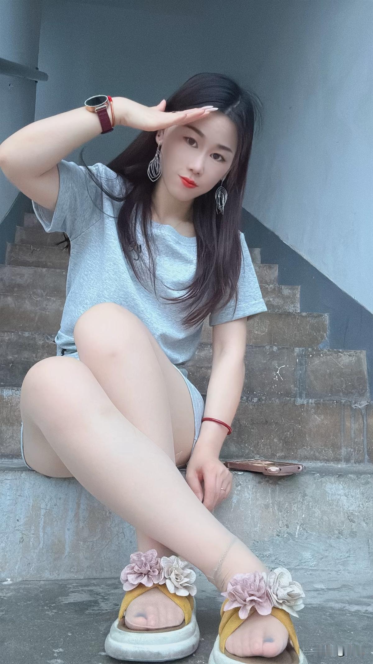 女生穿丝袜，那可是时尚与魅力的象征。丝袜能让腿部线条更优美，还能增添一份神秘感。
