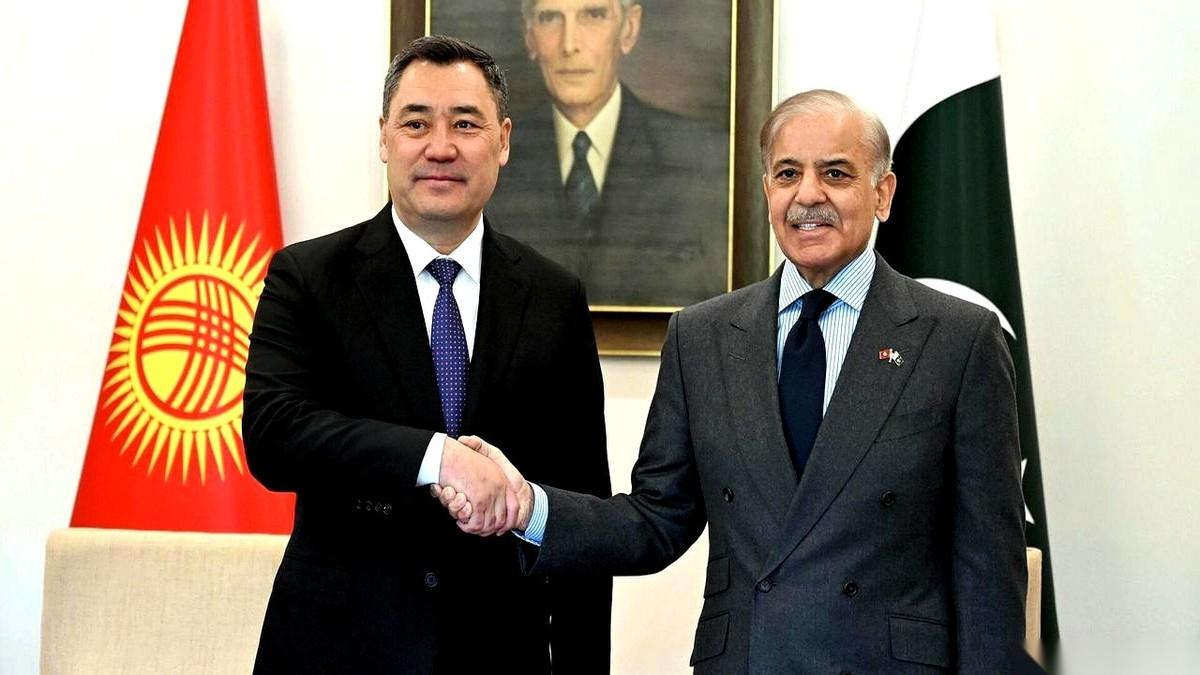 巴基斯坦刚刚把全国的枪，都交到了一个人的手里。一个刚在跟印度的掰手腕中打出威望