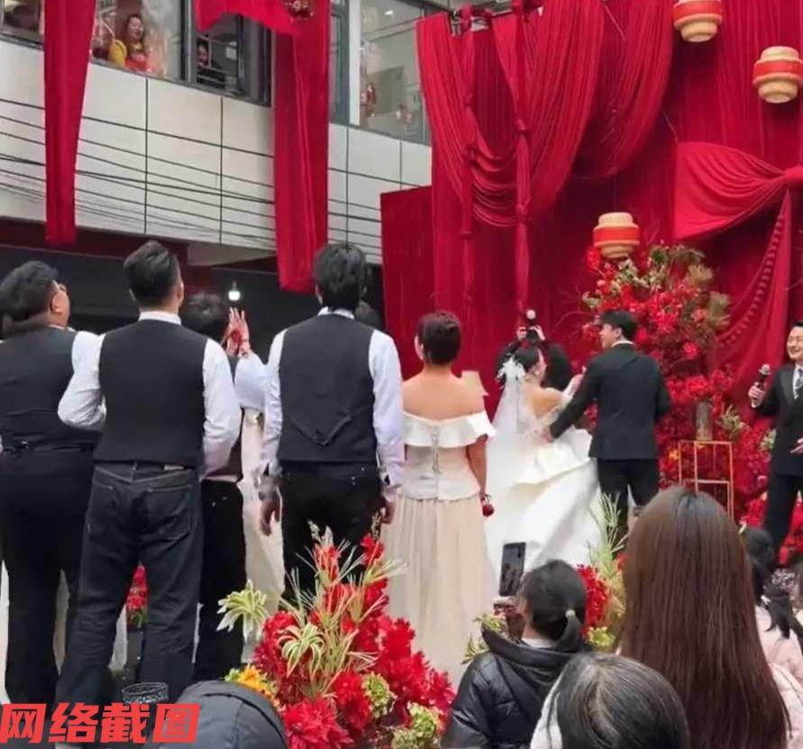 贵州有新人结婚现场，上演一幕抛鲜花的仪式。只是在这途中当新娘把鲜花朝背后抛出