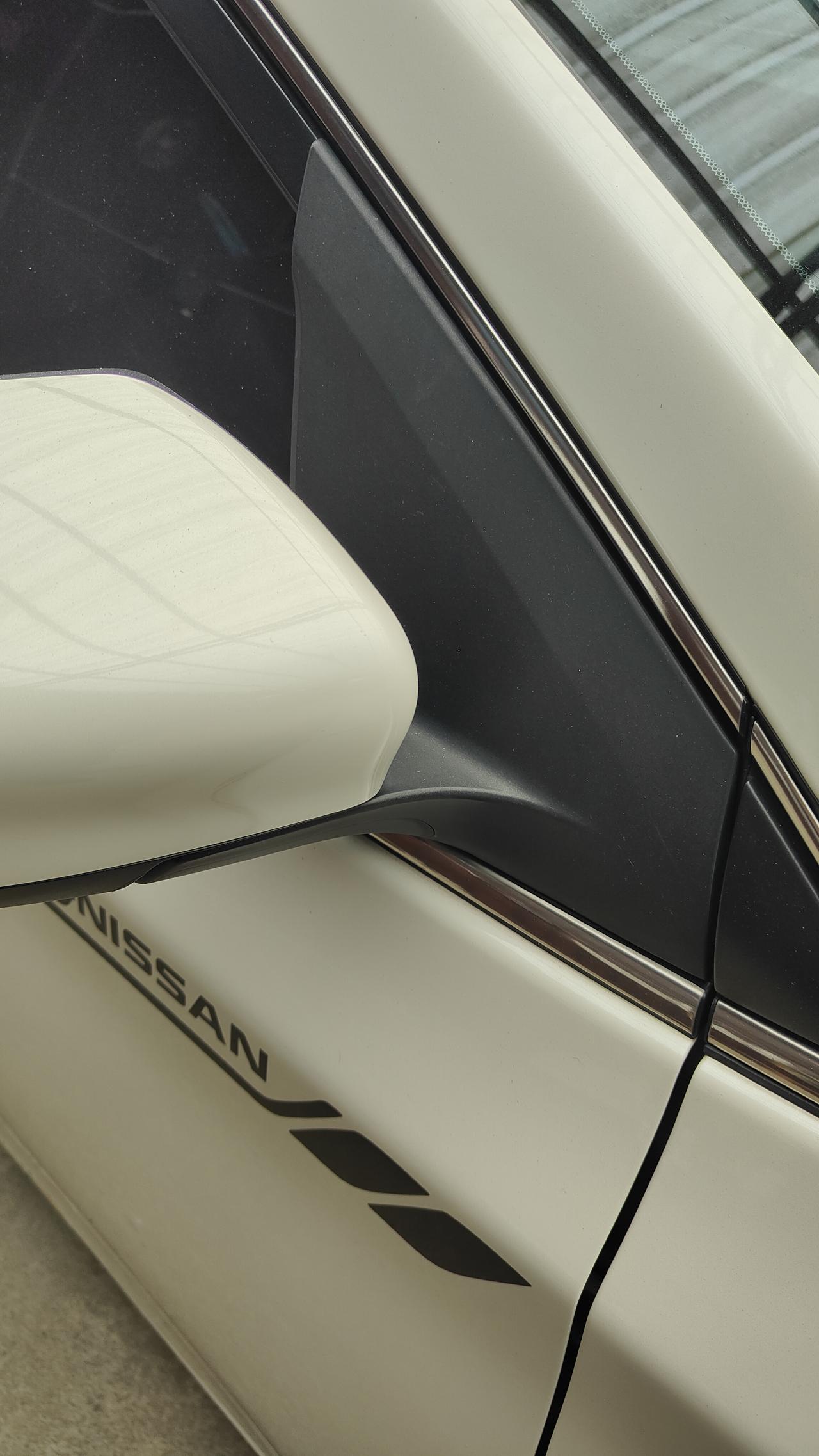 我看着红旗H5前面都有三角窗我的轩逸经典怎么变塑料了？