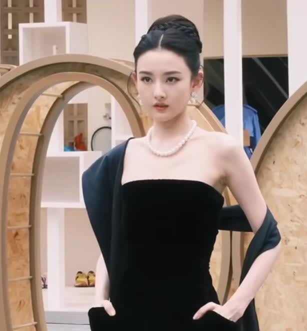 宋祖儿恢复正常工作了，一直感觉她就是小版的张柏芝，整个人瘦瘦小小的，拿着长长的筷