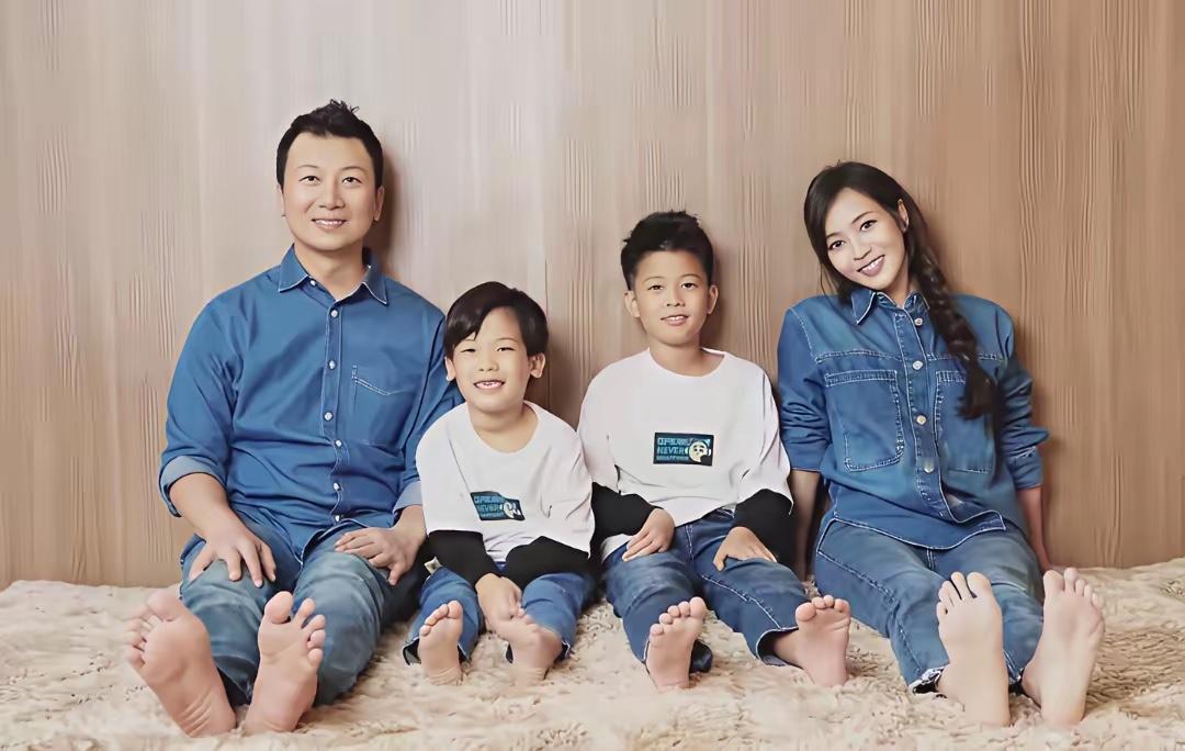 侯佩岑挺会选男人结婚的，这个男人虽然不算富豪但算的是富裕家庭，事业有成，有房有车