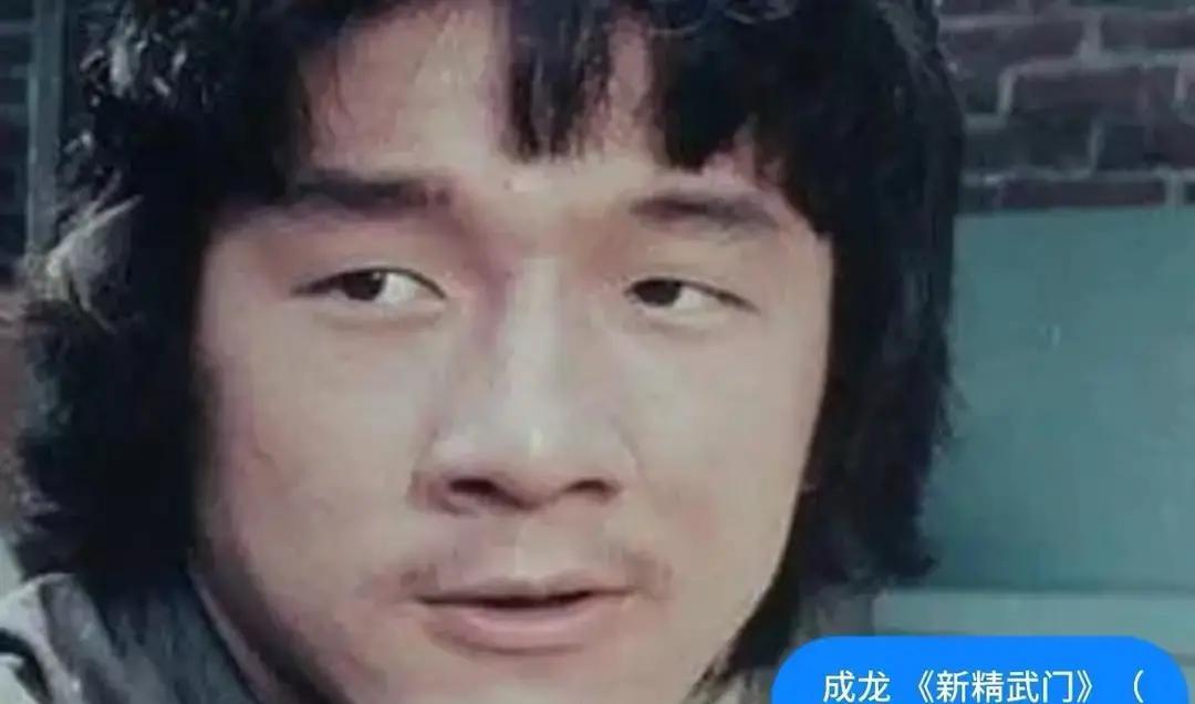 成龙单眼皮时被古龙当众嫌弃长得土，割完一刀片酬从几千跳到几百万。当年饭都吃不