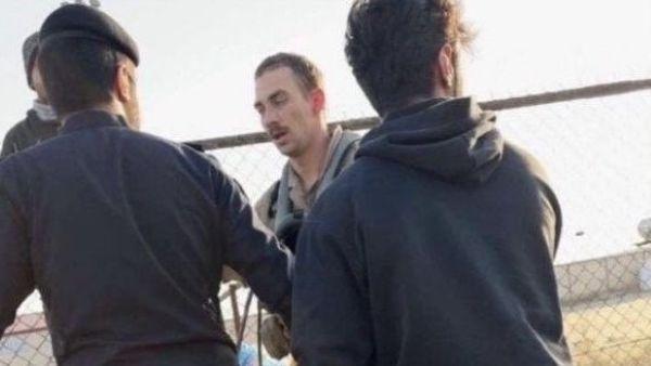 外网消息科威特安全部队在已经在当地人协助找到三名美军飞行员根据照片显示，被发