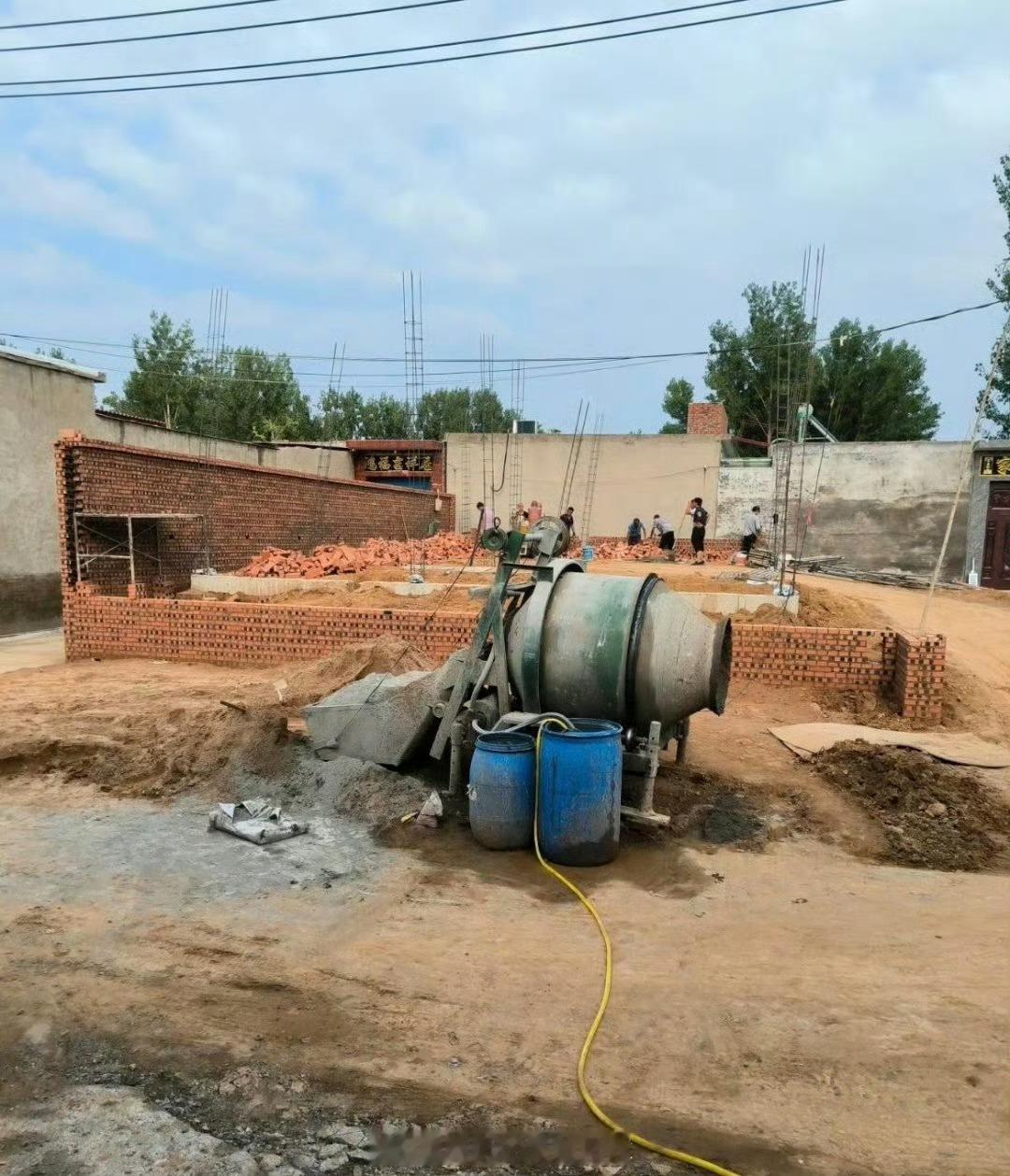 邻居太过分，把我家大门都挡住了，该怎么整治他