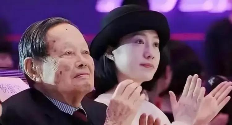 翁帆与杨振宁携手21年，虽因54岁年龄差饱受争议，但她以无微不至的照料、清华博士
