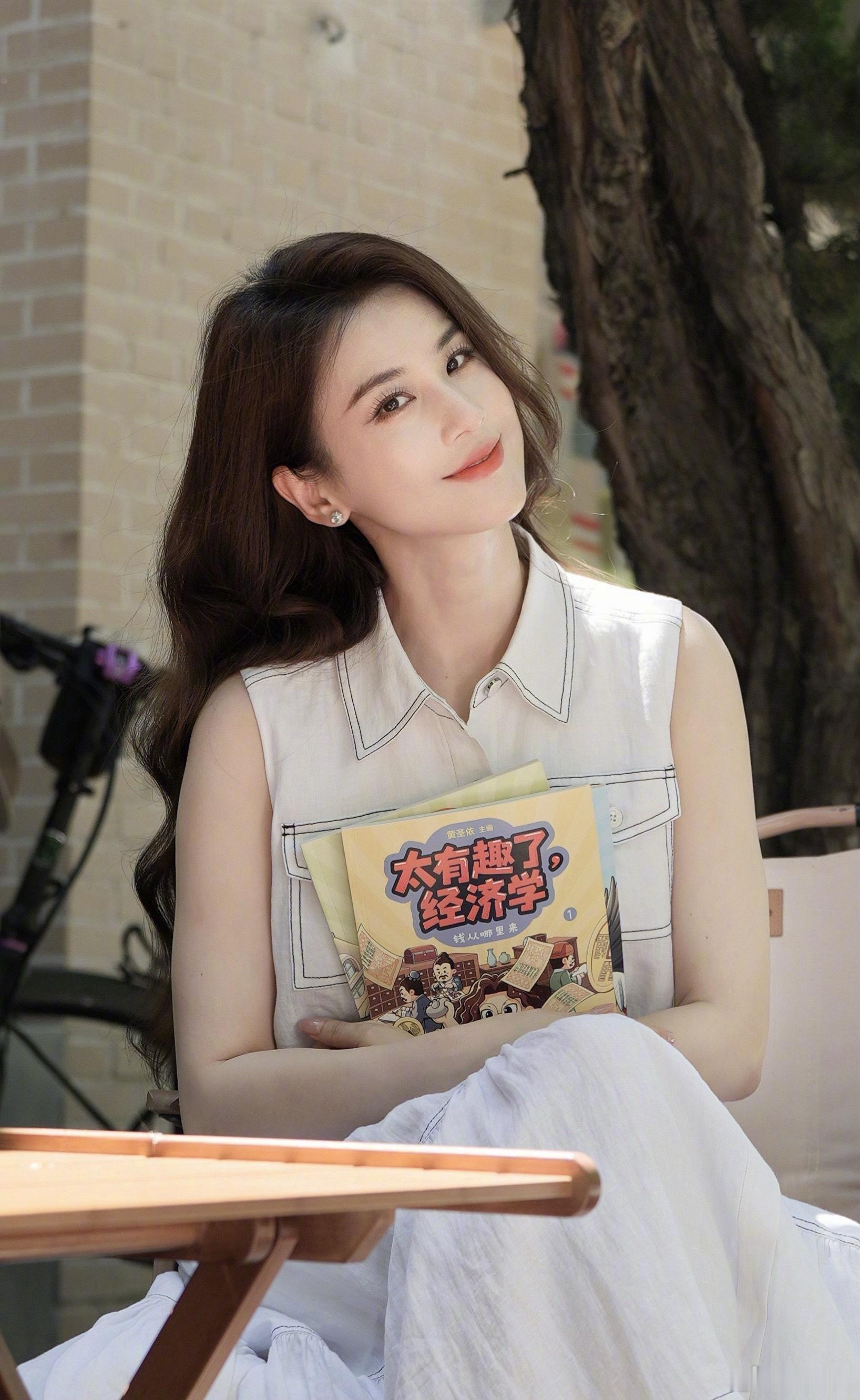 黄圣依出经济学的书没想到黄圣依跨界当童书主编了！她带着新书《太有趣了，经济学》举