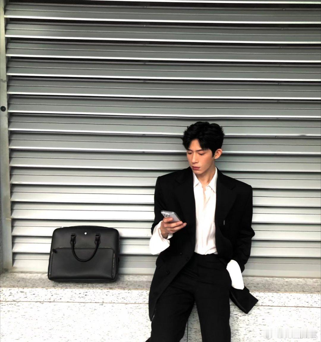 #井柏然直播澄清#大家不要过度的去在意艺人的家人情况吧，有点影响到他们的私生活了，多关注井柏然本身和