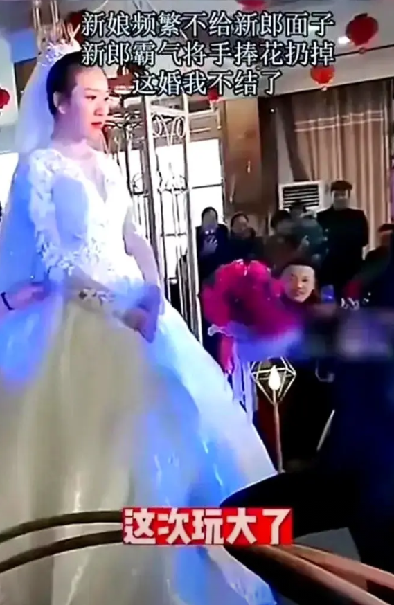 婚礼现场新郎单膝跪地举着戒指，新娘梗着脖子就是不点头。新郎求了三次实在没脸了