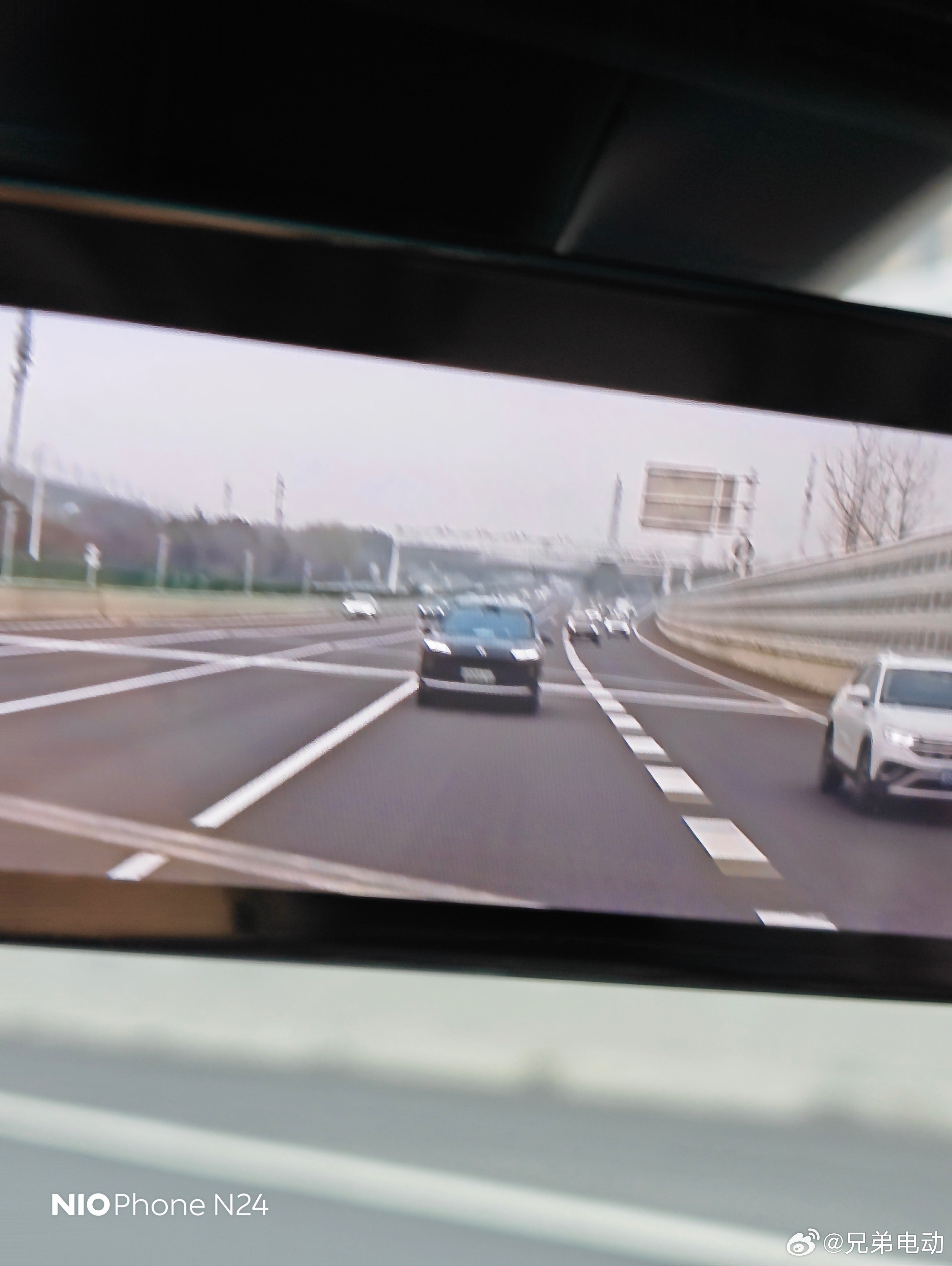 今天开红内7座es8，走到哪都能遇到同款，爆款就是遍地都是，40万以上均价。兄弟