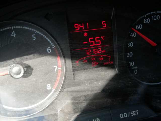 我媳妇儿买的帝豪四代气死我了我买的桑塔纳，给你们看看油耗，一箱油52升，跑了8