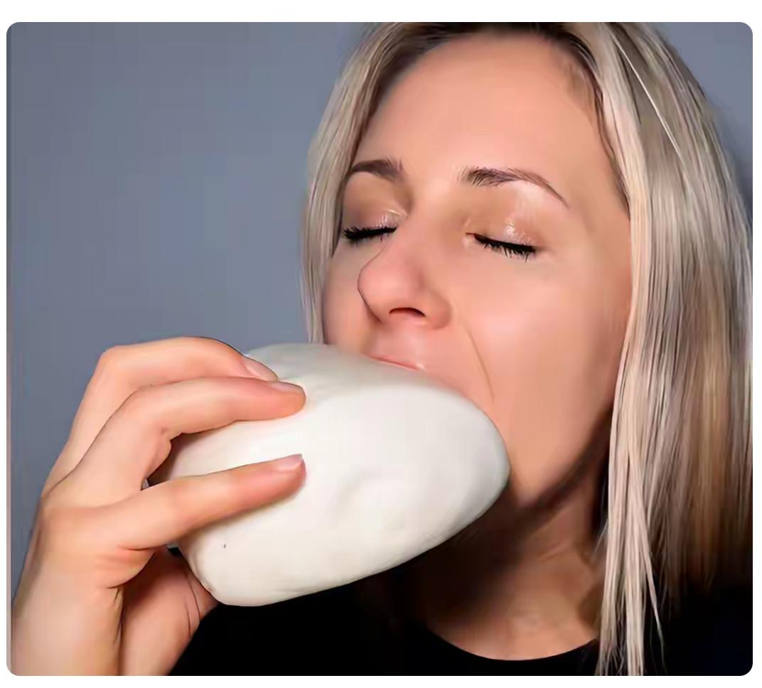 不是法棍吃不起，而是馒头更有性价比，没想到馒头竟然在海外火了，一个美国博主吃馒头