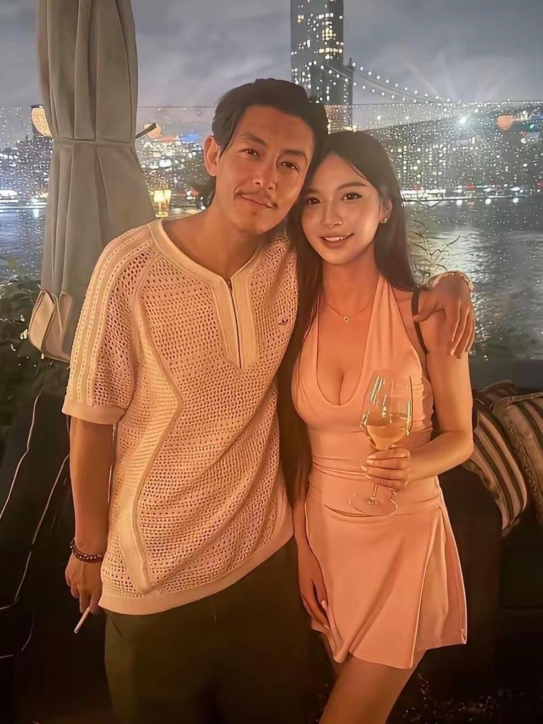 一晃这么多年过去，陈冠希也明显老了！脸上多了沧桑感，不再是当年那个少年模样。好在身边一直有美人相伴，