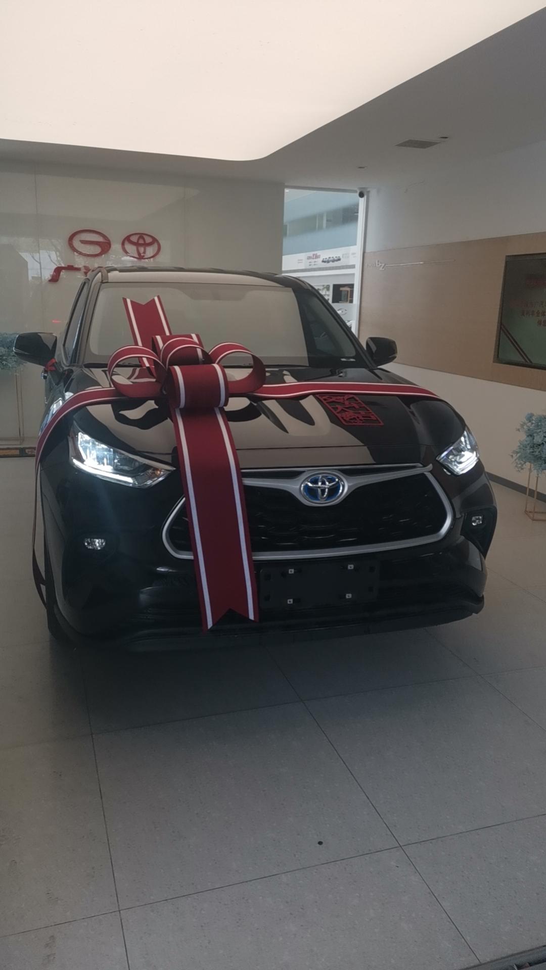 第一台车是卡罗拉，开着也没什么问题，动力一般到也够我使用。之所以换这台汉兰达，还