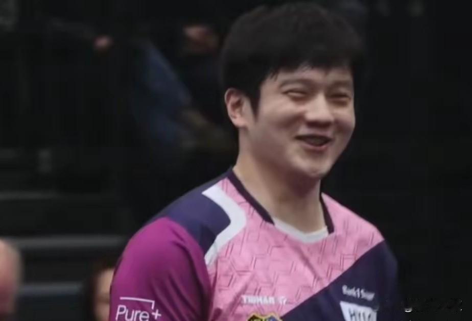 樊振东连输两场，为什么笑着面对？其实就算小莫和达科输了，东哥这两分也晋级了