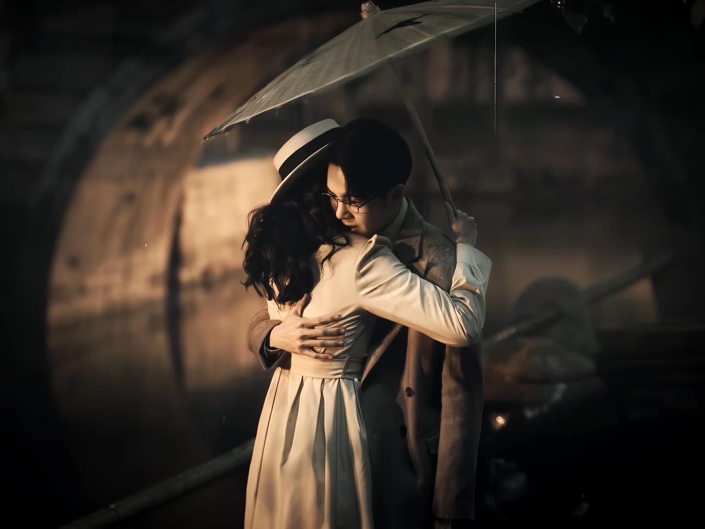 1927年，上海三大美女之一的国画家周炼霞结婚，婚后十分幸福。不料有一天丈夫出差