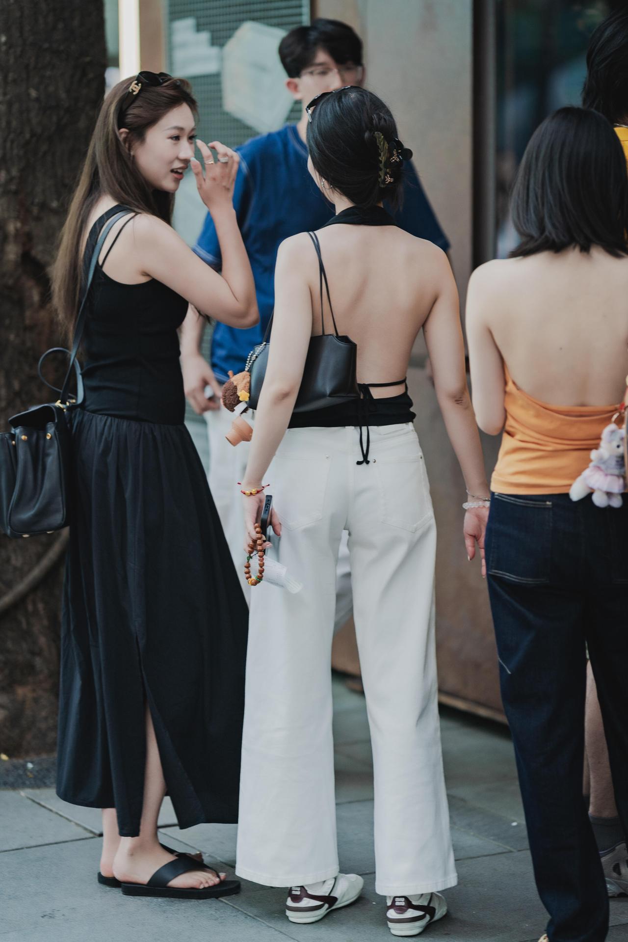 逛街头拍到这么多女生穿搭，真心感觉夏天的街头太会藏惊喜了。不用刻意跟风大牌，大家