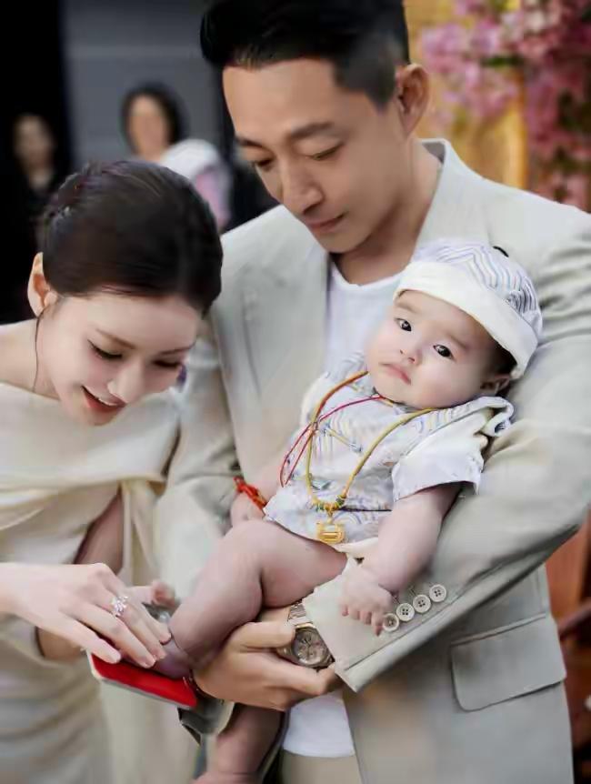 孩子养的真好，百日宴上的宝宝看着像半岁了，白白胖胖，马筱梅像怀了个假孕，