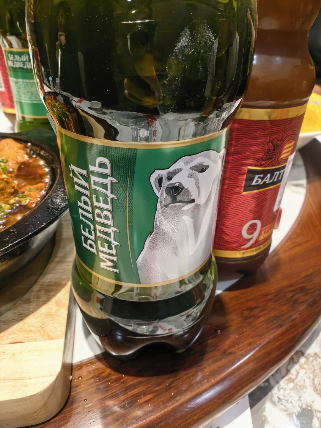 来两种啤酒尝尝。常温啤酒。