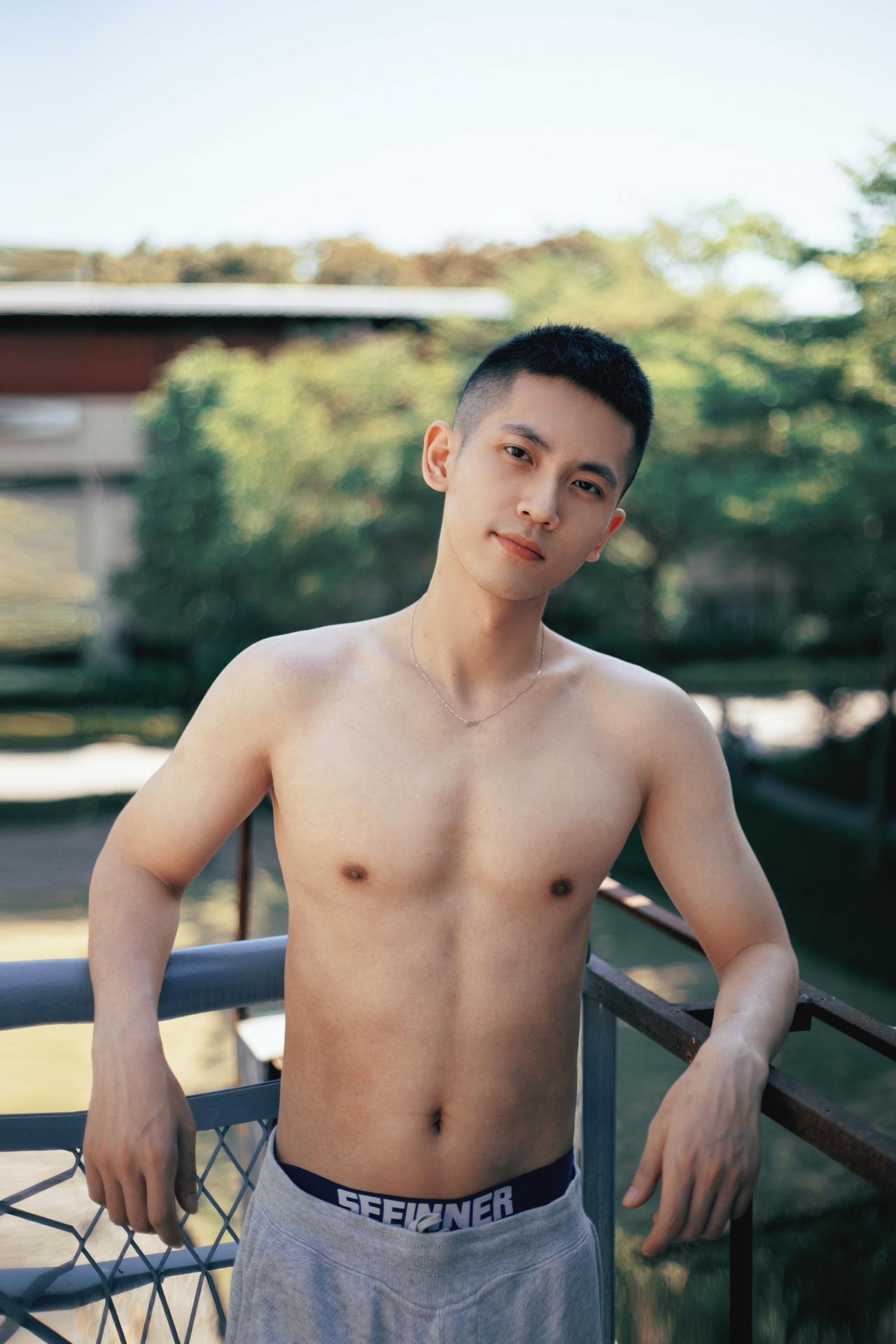 有点害羞的网友随性健身自拍深圳男生拍照男生写真