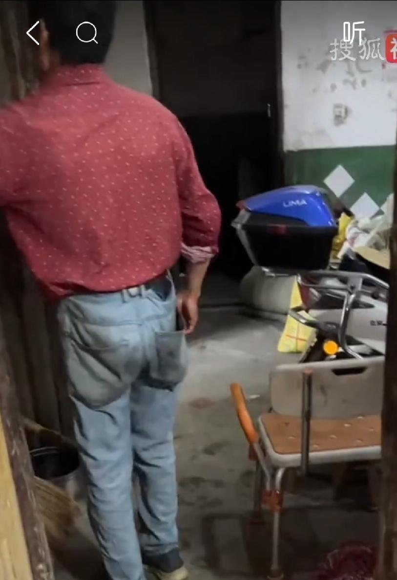 五月中旬，湖北某个依然保留着老式节奏的村庄，90岁的李阿婆习惯性地天不亮就醒来。